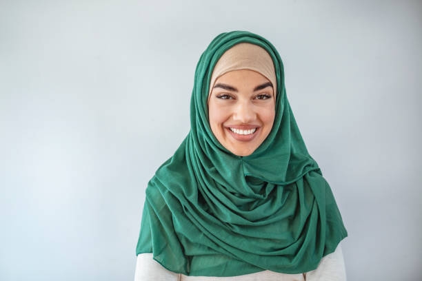 young asian muslim woman in head scarf smile. - medial object imagens e fotografias de stock