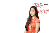 梅の花と梅の花中国の春祭りの新年の装飾と伝統的な中国の赤いドレスを着た若いアジアの女性