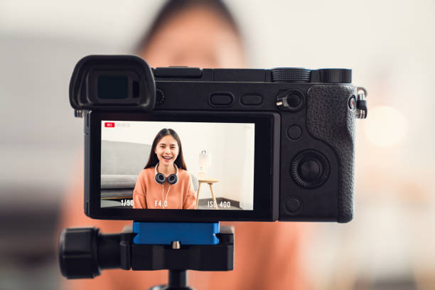 joven hermosa mujer asiática influencia vlogger hablando en transmisión en vivo en línea. - video editing fotografías e imágenes de stock