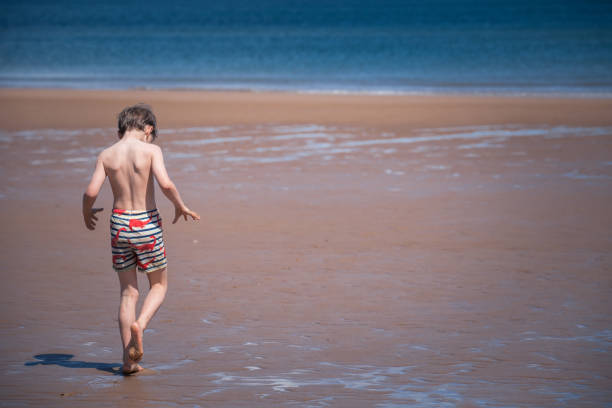 Junge jungs nackt am strand
