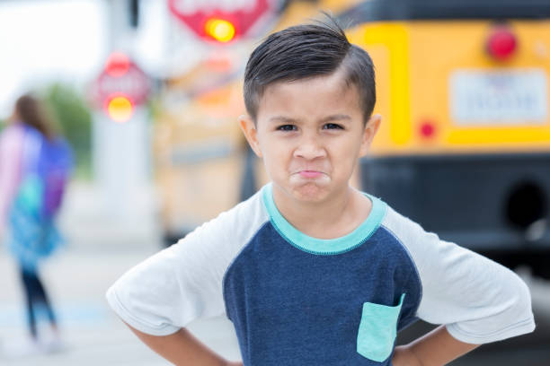 jonge jongen is niet klaar voor de eerste dag van school - star stockfoto's en -beelden