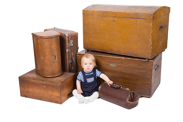 jovem rapaz com velhos malas e caixas - foster home bag imagens e fotografias de stock