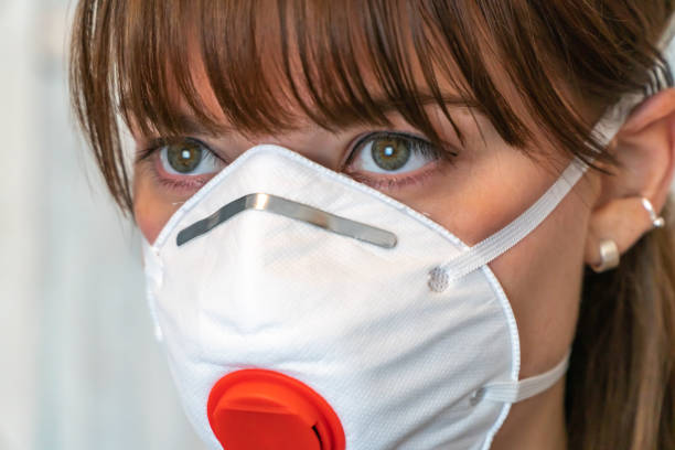 giovane donna bruna con maschera medica per il viso del respiratore n95. primo di maschera e occhi. - patrick zaki foto e immagini stock