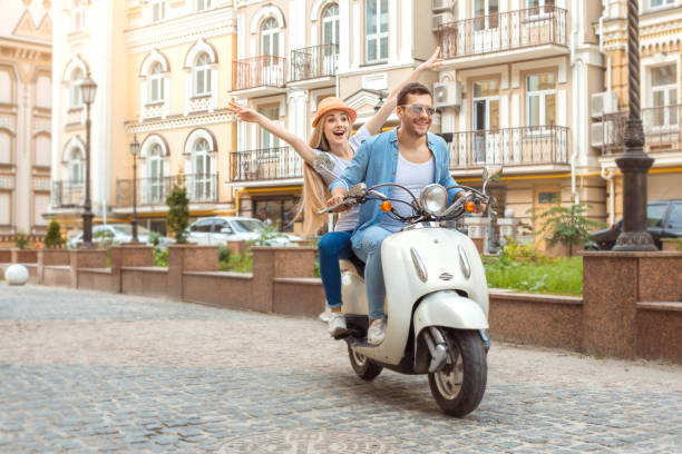 jong paar op scooter reizen samen vervoer - castle couple stockfoto's en -beelden