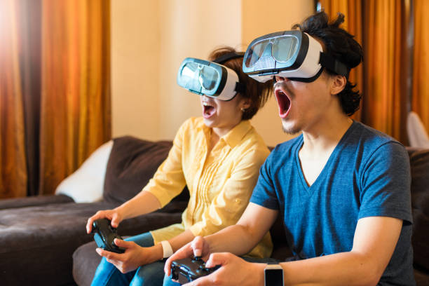 仮想現実ゲームを一緒に遊ぶ若いカップル - ゲーム 画像 ストックフォトと画像