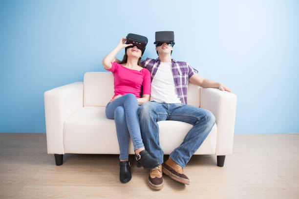 ungt par titta vr spelet - virtual reality headset bildbanksfoton och bilder