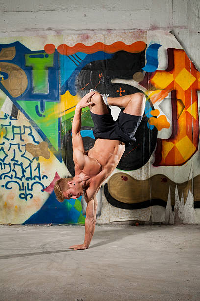junge tänzerin, akrobatische stunt - marko skrbic stock-fotos und bilder