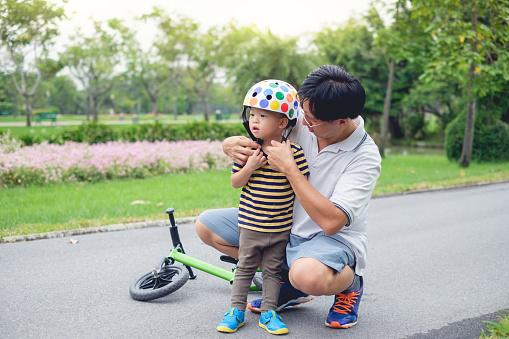 若い父親がかわいいの小さなアジア 2 歳幼児赤ちゃん男の子お父さんと息子のバランス バイクと楽しい時を過すにヘルメットを置く 2歳から3歳のストックフォトや画像を多数ご用意 Istock