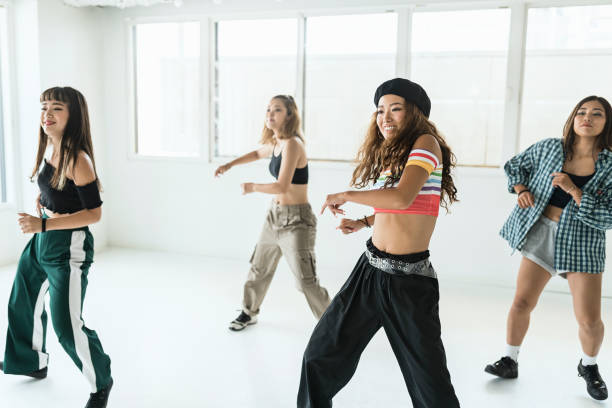 若い女性のダンサーはダンス スタジオでダンスします。 - ヒップホップ ストックフォトと画像