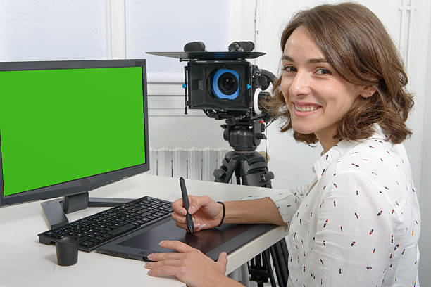 joven diseñadora que usa una tableta gráfica - video editing fotografías e imágenes de stock