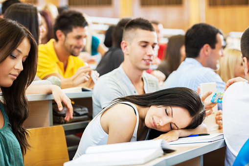 Joven estudiante Mujer durmie Joven estudiante Mujer durmie