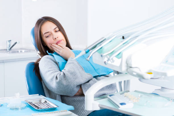ung kvinnlig kvinna patient på tandläkarmottagning - toothache woman bildbanksfoton och bilder