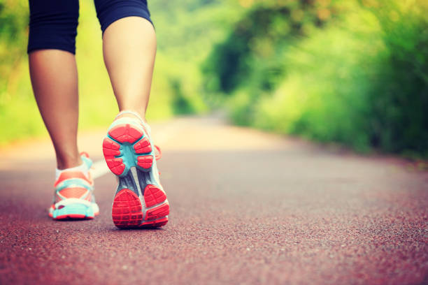 young fitness female runner legs ready for run on forest trail - woman walk imagens e fotografias de stock