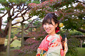 日本庭園の若いふりしでの女性