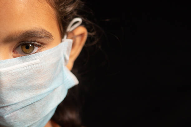 ung flicka barn med medicinsk mask bär, skydd mot covid 19 eller coronavirus pandemi på svart bakgrund med kopiering utrymme. - face mask bildbanksfoton och bilder