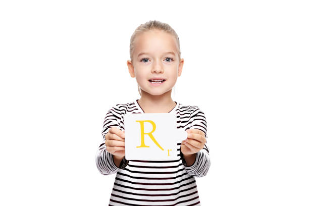 ung flicka håller ett kort med bokstaven r. talterapi koncept på vit bakgrund. korrekt uttal och artikulation i förskoleåldern. - 6 7 ��r bildbanksfoton och bilder