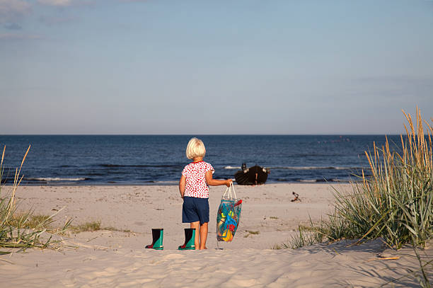 young girl walking to the beach - badstrand sommar sverige bildbanksfoton och bilder