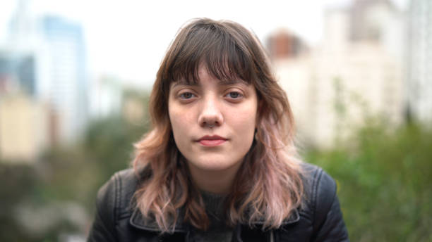 jonge hipster vrouw staand bij city - portrait girl stockfoto's en -beelden