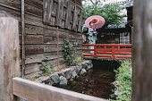 若い日本人女性伝統的な旧市街