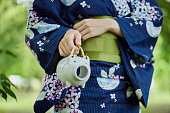 浴衣を着た日本の若い女性