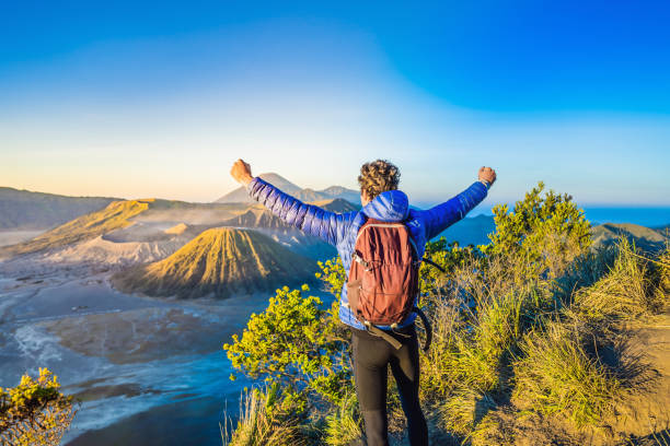 인도네시아 자바 섬의 브로모 텅거 세메루 국립공원에서 일출을 만난 청년. 그는 인도네시아, 세메루에 브로모 또는 군웅 브로모에 웅장한 전망을 즐긴다 - semeru 뉴스 사진 이미지