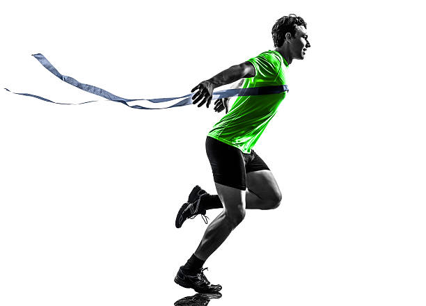 jovem homem correndo corredor atleta vencedor linha de chegada silhueta - metas - fotografias e filmes do acervo