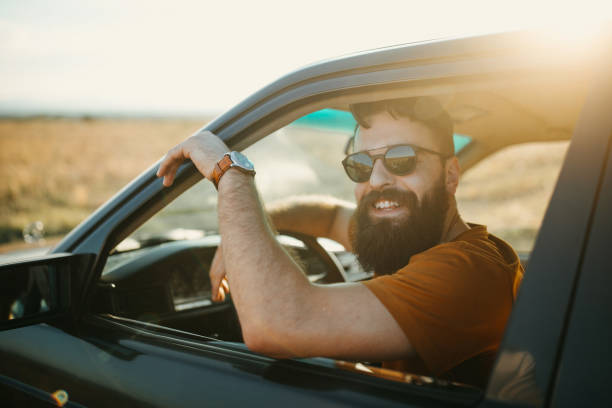jonge man met de auto reizen - man with car stockfoto's en -beelden