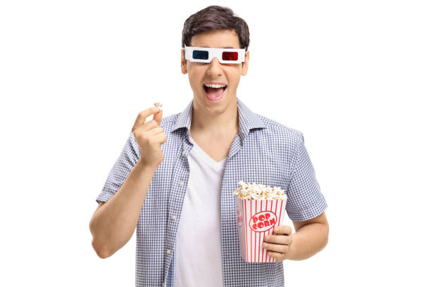 jeune homme avec des lunettes 3d vu de pop-corn et de rire - 3d man photos et images de collection