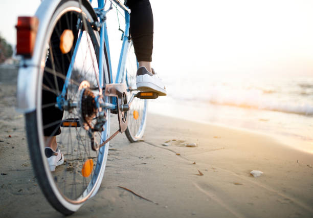 jonge man met fiets - fietsen strand stockfoto's en -beelden
