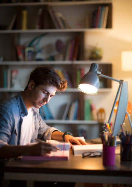 jonge man aan het werk thuis kantoor - student night study stressed stockfoto's en -beelden