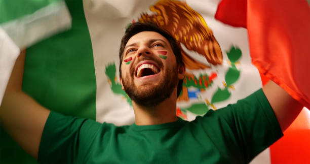 年輕的墨西哥球迷慶祝 - soccer mexico 個照片及圖片檔