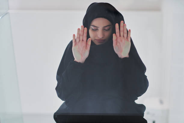 genç müslüman kadın sujud veya sajdah yapıyor - salah stok fotoğraflar ve resimler