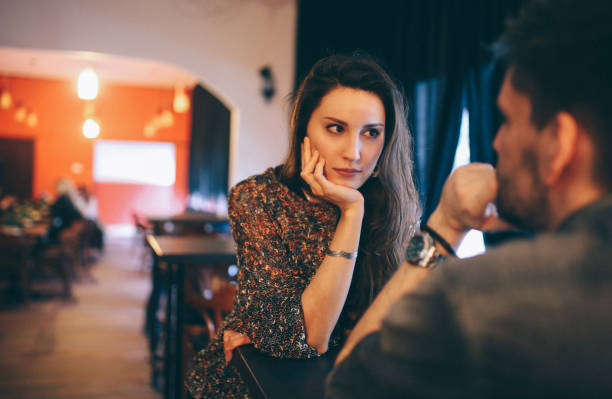 junge leute im café in belgrad - dating stock-fotos und bilder
