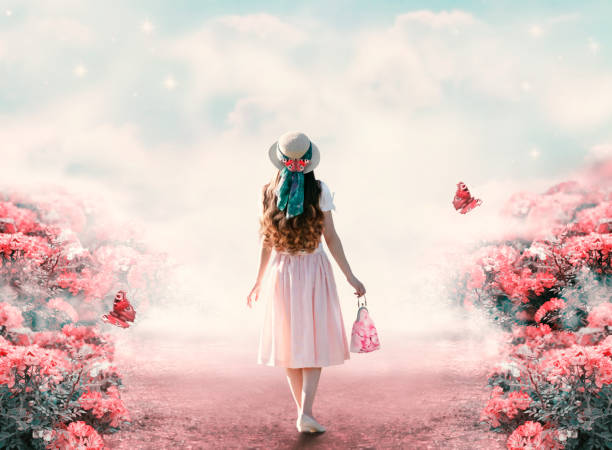 jonge redhead lady vrouw in romantische jurk, muts met tas in retro stijl wandelen langs zomer steeg veld pad en vlinder. idyllische rustige fantasie scène. reis door sprookjesachtige heuvels - peacock back stockfoto's en -beelden