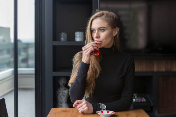 jonge russische vrouw poseren in café van karakoy istanbul turkije - karaköy istanbul stockfoto's en -beelden