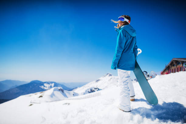 jonge snowboarder vrouw - posing with ski stockfoto's en -beelden