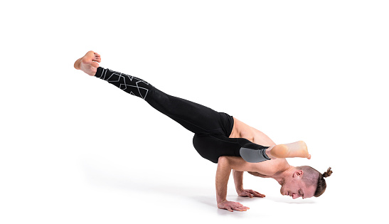 Seorang Pemuda Kuat Melakukan Latihan Yoga Salamba Sirsasana Handstand Dengan Kaki Padmasana Studio Penuh Panjang Ditembak Di Atas Latar Belakang Putih Ruang Salin Foto Stok Unduh Gambar Sekarang Istock