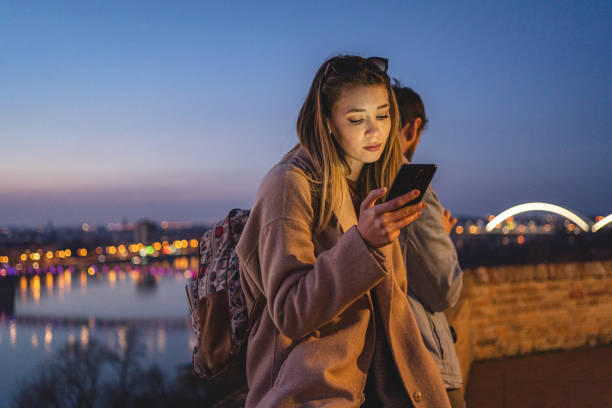 unga resande par använder mobiltelefoner samtidigt som de har relationssvårigheter - boring date bildbanksfoton och bilder