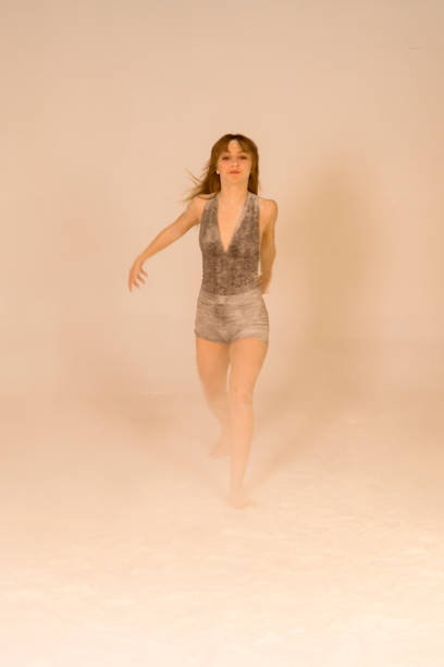 ung kvinna dans poserar i stoft och pulver i studio på istanbul turkiet - walk and talk bildbanksfoton och bilder