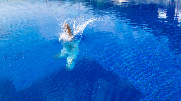 年輕婦女潛水 - croatie foot 個照片及圖片檔