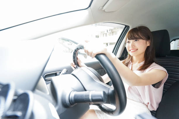 若い女性が運転車 - 教習所　日本 ストックフォトと画像
