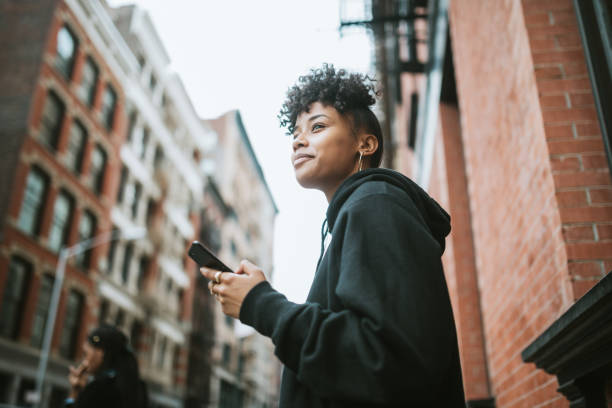 jonge vrouw genieten van het stadsleven in new york - hipster persoon stockfoto's en -beelden