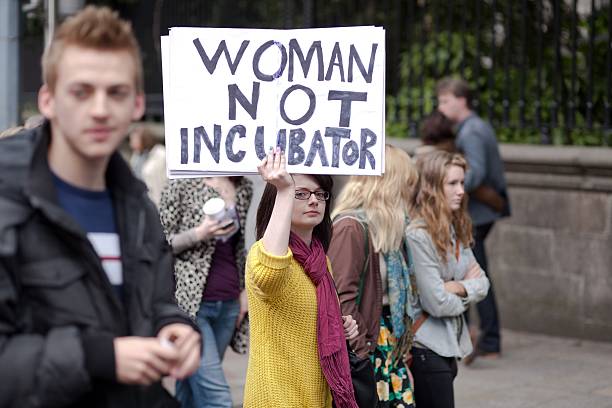 젊은 여자 쥠 정보 포스터 - abortion protest 뉴스 사진 이미지