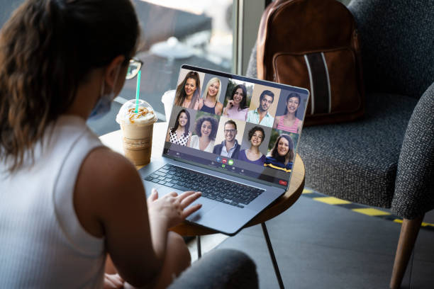jonge vrouw in een café dat een vergadering van de videoconferentie met vrienden maakt - vr meeting stockfoto's en -beelden