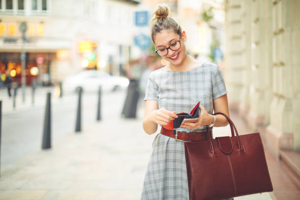 joven es divertirse en la ciudad - estado de ánimo otoño - wallet fotografías e imágenes de stock