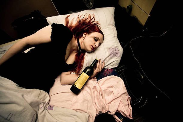 Девушка вино спить храпить фото Девушка вино спить храпить фото