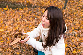 秋の落ち葉を演奏若い女性