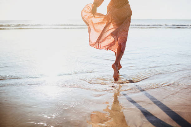 海辺の小道を走る若い女性。 - beauty and health ストックフォトと画像