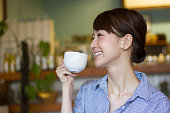 カフェで笑顔の若い女性