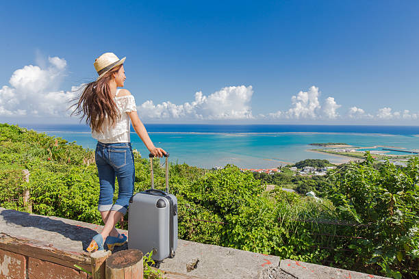 沖縄を旅する若い女性 - 旅行 ストックフォトと画像